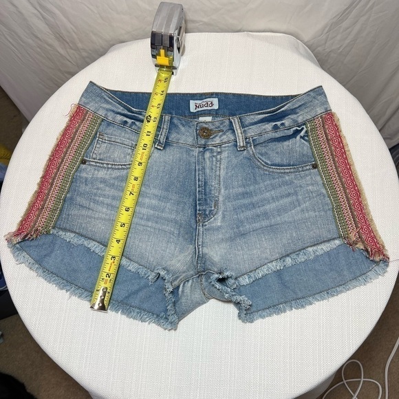 Mudd High-Waisted Denim Shorts with Embroidery - Size 9 - Great Condition! - Picture 4 of 5
